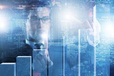 Businessman diyagramda sanal düğmeye basıyor