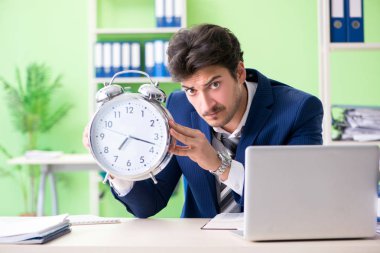 İşadamı ofiste aşırı çalışmaktan memnun değil. 