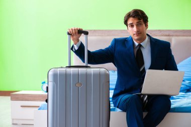 Otel odasında çalışan bir iş adamı.