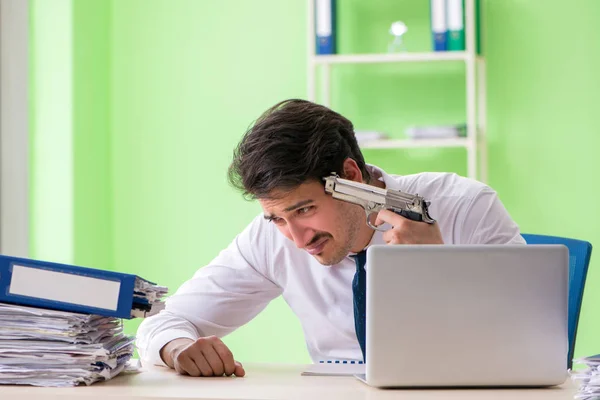 Despaired businessman thinking of suicide in the office — Stock Photo, Image