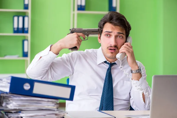 Отчаянный бизнесмен думает о самоубийстве в офисе — стоковое фото