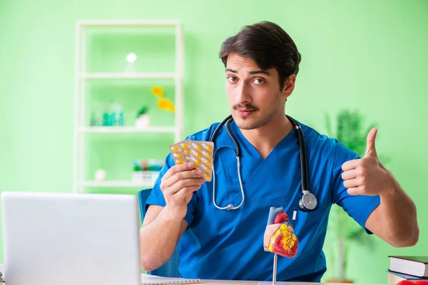 Doctor student explaining heart problems — Stock Photo, Image