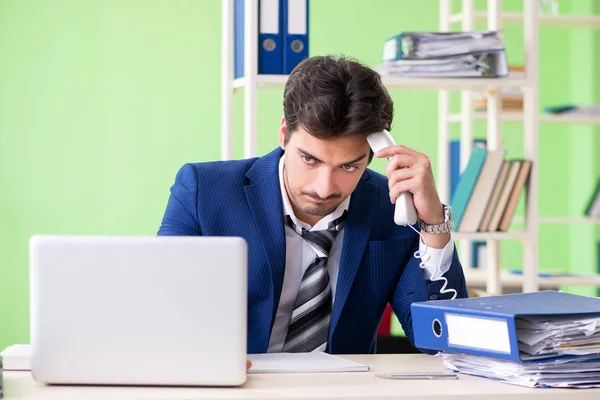 Üzletember elégedetlen a túlzott munka ül az irodában — Stock Fotó