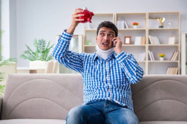 Genç adam evinde boyundan yaralanmış.