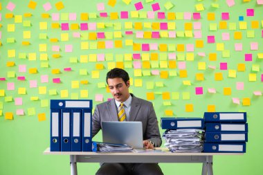 İş adamı önceliklerinde sorun yaşıyor.