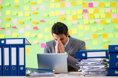 İş adamı önceliklerinde sorun yaşıyor.