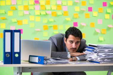 İş adamı önceliklerinde sorun yaşıyor.