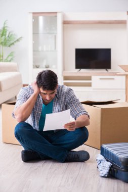 İşsiz bir adam haciz mektubu alıyor.