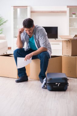 İşsiz bir adam haciz mektubu alıyor.