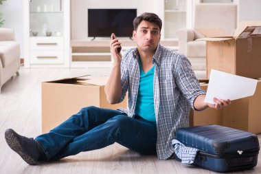 İşsiz bir adam haciz mektubu alıyor.