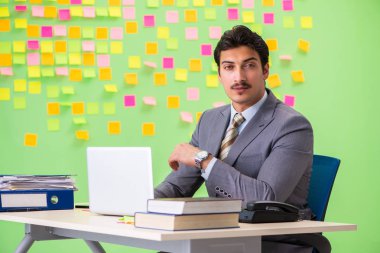 Çelişkili öncelikleri olan bir iş adamı   