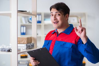 Posta deposunda çalışan adam.