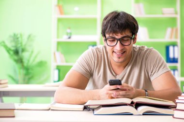 Üniversite sınavlarına hazırlanan öğrenci