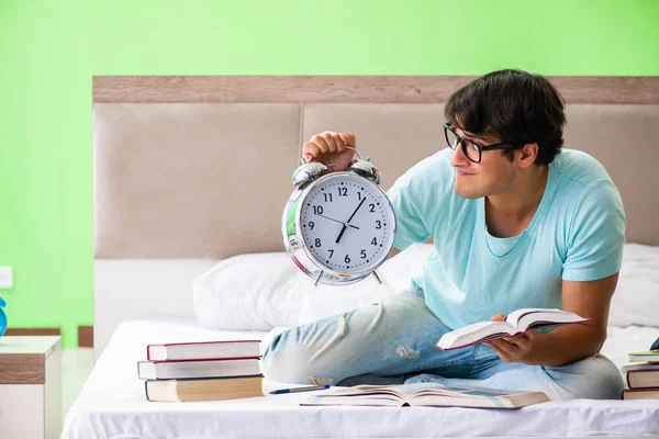 Estudante se preparando para exames em casa no quarto sentado no ser — Fotografia de Stock