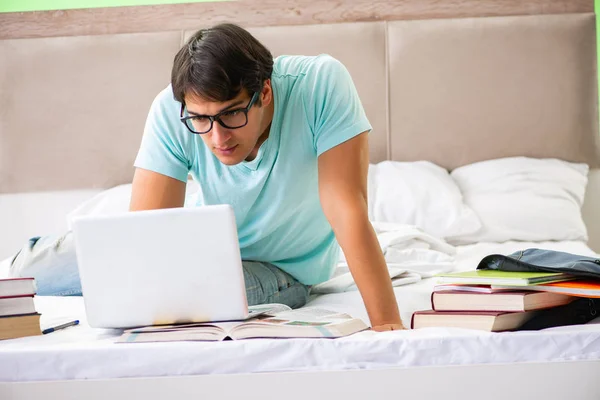 Estudiante Preparándose Para Los Exámenes Casa Dormitorio Sentado Cama —  Fotos de Stock