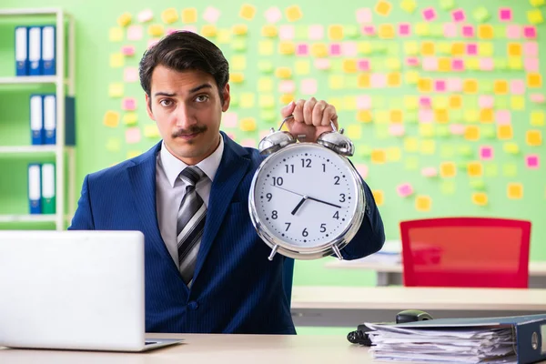 Empresario con muchas prioridades conflictivas en la gestión del tiempo — Foto de Stock