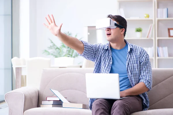 Szabadúszó diák virtuális valóság szemüveg otthon — Stock Fotó