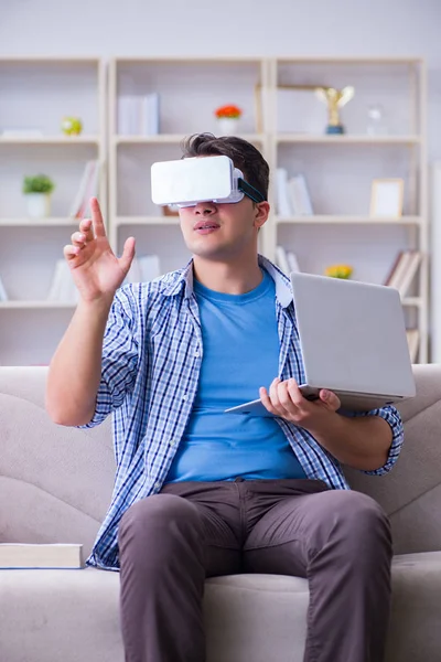 Étudiant indépendant avec lunettes de réalité virtuelle à la maison — Photo