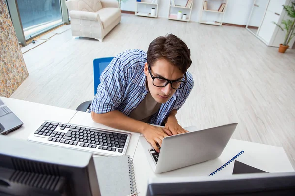 Genç tüccar ekranlarda piyasaları izliyor