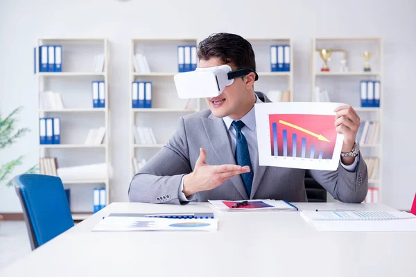 Zakenman met virtual reality bril op kantoor — Stockfoto