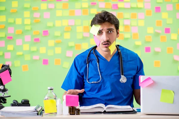 Junger Arzt mit vielen Mahnungen und dringender Arbeit — Stockfoto