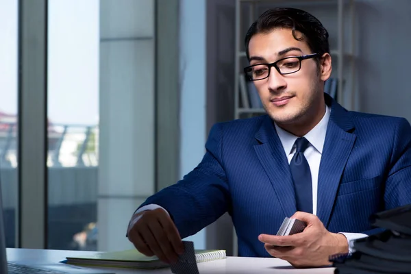 Jonge zakenmensen spelen te laat op kantoor — Stockfoto