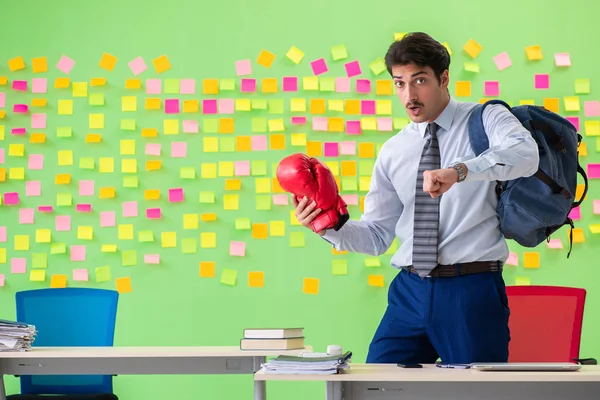 Homme avec des gants de boxe dans le bureau avec de nombreux conflits antérieurs — Photo