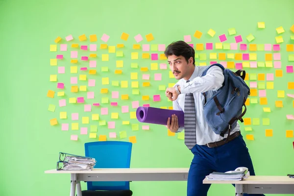 Homme dans le bureau avec de nombreuses priorités contradictoires préparation aller — Photo