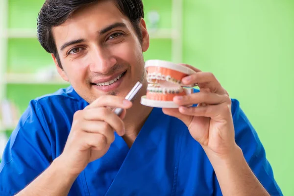 Homem dentista trabalhando no implante de dentes novos — Fotografia de Stock