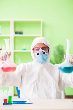 Laboratuvarda yeni bir deney üzerinde çalışan kimyager.