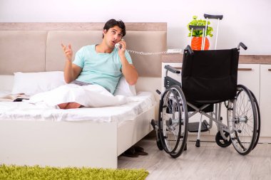 Genç yakışıklı engelli adam evde iyileşiyor. 