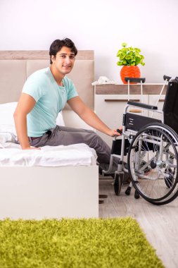 Genç yakışıklı engelli adam evde iyileşiyor. 