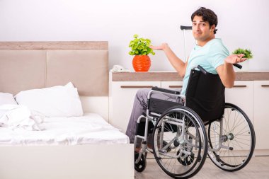 Genç yakışıklı engelli adam evde iyileşiyor. 