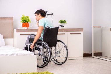 Genç yakışıklı engelli adam evde iyileşiyor. 