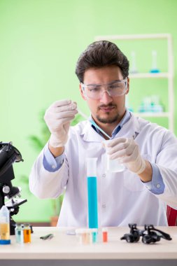 Laboratuvarda çalışan bir kimyager.