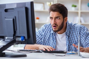 Hayal kırıklığına uğramış genç adam internetin zayıf çekmesi yüzünden