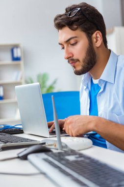Hayal kırıklığına uğramış genç adam internetin zayıf çekmesi yüzünden
