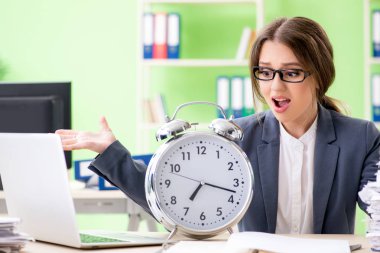 Genç bayan çalışan, süregelen evrak işleriyle çok meşgul.