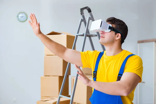 Peintre entrepreneur travaillant avec des lunettes de réalité virtuelle — Photo