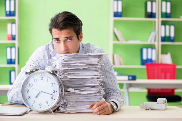 Empresário com problemas com papelada e carga de trabalho — Fotografia de Stock