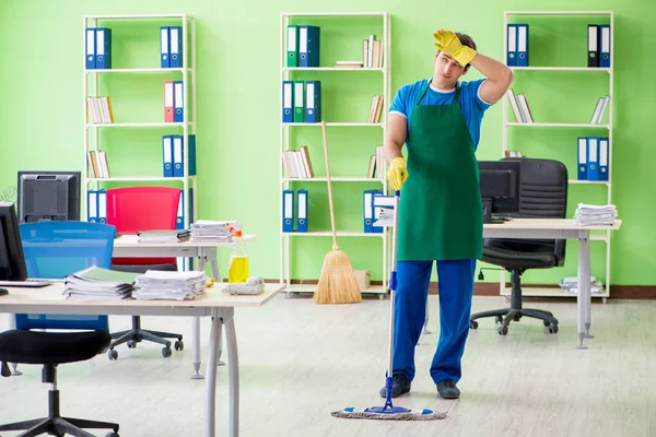 男性英俊的专业清洁工在办公室里擦拭 — 图库照片