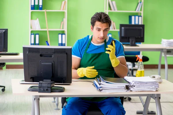 Espía masculino bajo cubierta más limpia robando documentos confidenciales — Foto de Stock