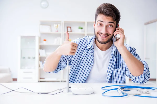 Hombre disfrutando de conexión rápida a Internet — Foto de Stock