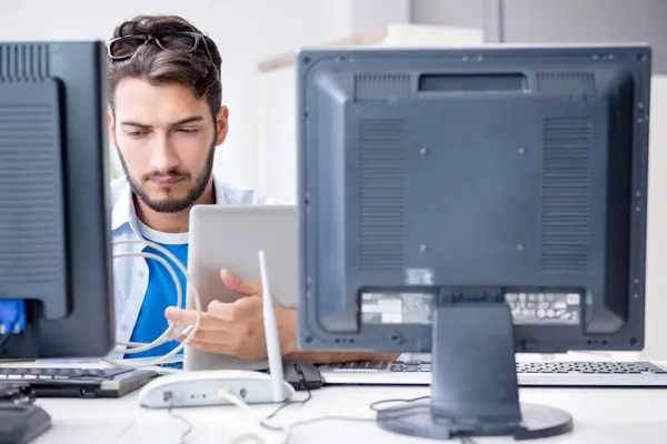 Técnico de TI mirando el equipo de TI — Foto de Stock