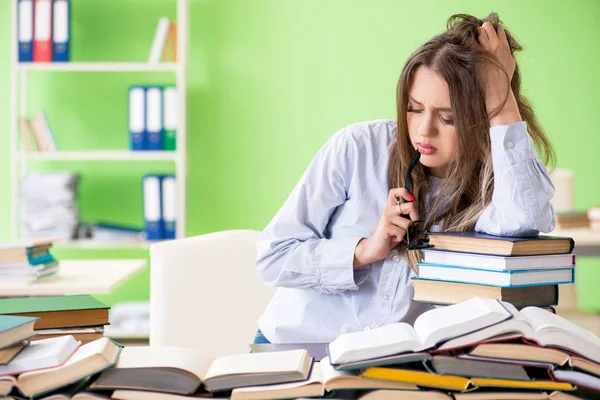 Giovane studentessa che si prepara per gli esami con molti libri — Foto Stock