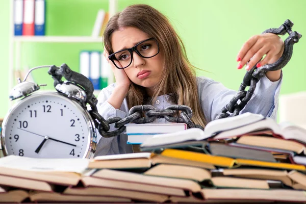 Jovem estudante se preparando para exames com muitos livros e cha — Fotografia de Stock