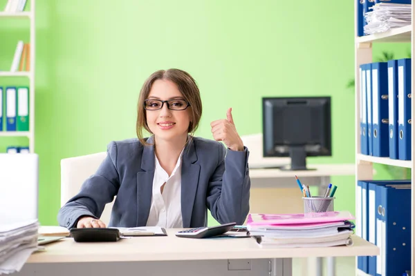 Gerente financeira do sexo feminino que trabalha no escritório — Fotografia de Stock