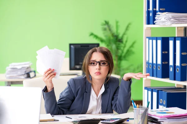 Gestora financiera femenina trabajando en la oficina —  Fotos de Stock