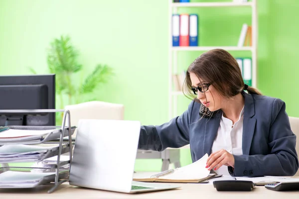 Vrouwelijke financieel manager werkzaam in het kantoor — Stockfoto