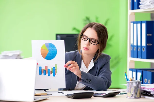 Kvinnlig ekonomichef presenterar diagram sitter i o — Stockfoto